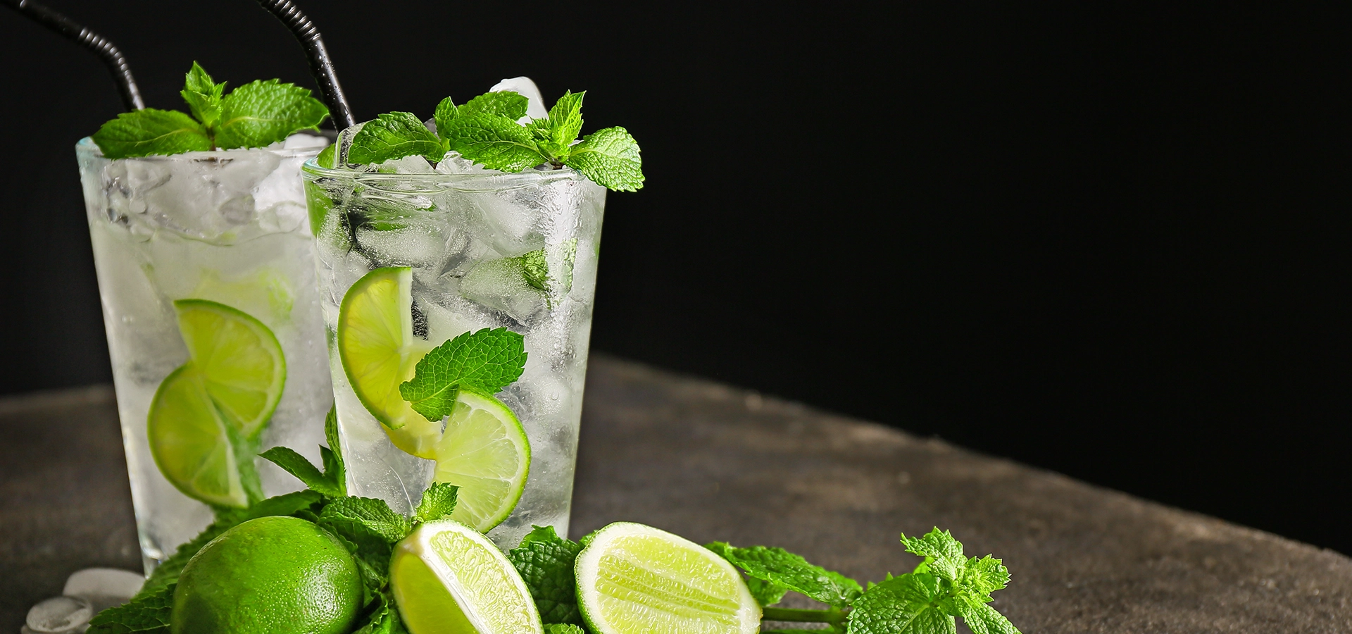 Mojito citron vert menthe chez restaurant-la-gare-magdelaine à Villemur-sur-tarn, cocktail frais sur fond sombre